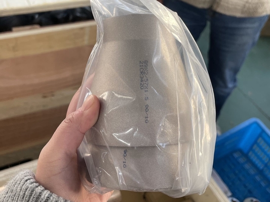 PESO del reductor de la estafa de BW de las colocaciones de la tubería de acero de la aleación 2,5 x 2 milímetros 1&quot; X 3/4&quot;   Reductor de Cuni 9010
