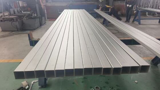 Tubo de acero aleado de espesor personalizado diseñado para cumplir con los estándares industriales, proporcionando resistencia y longevidad para aplicaciones de fabricación