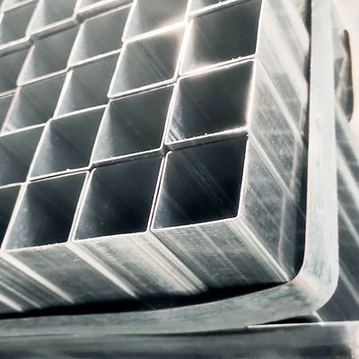 Cubra con cinc la tubería de acero cubierta del grueso de 40*40 50*50 1.5m m soldó con autógena los tubos cuadrados galvanizados