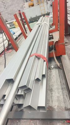 Tubo de acero aleado de espesor personalizado diseñado para cumplir con los estándares industriales, proporcionando resistencia y longevidad para aplicaciones de fabricación