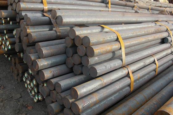 Barra redonda de acero aleado con engranajes que presenta una reducción de área superior al cuarenta por ciento, fabricada según las especificaciones estándar ASTM